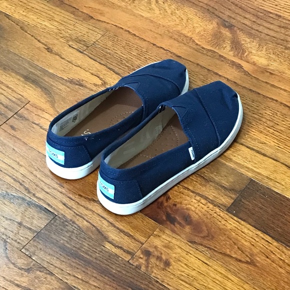 TOMS Fashion Sneaker Athletic Casual Slip on Shoes 
Navy Blue 
Size 2
No Shoebox - Picture 8 of 16